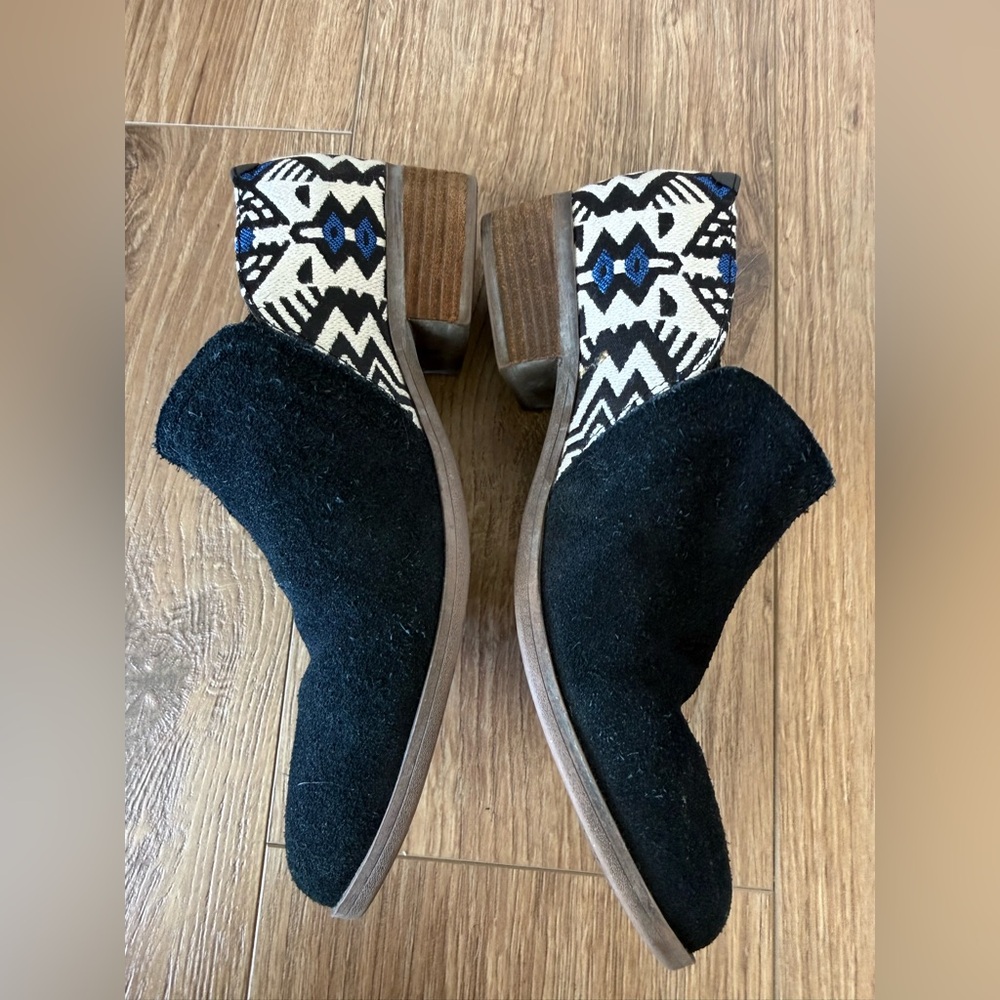 Tom’s Black Suede Ankle Bootie Aztec - Picture 8 of 12